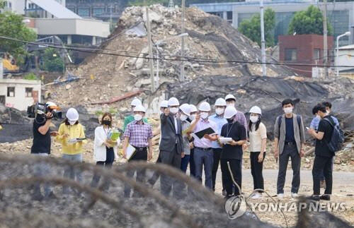 지난 6월 광주 학동4구역 재개발 사업지 철거건물 붕괴 참사 현장에서 동구청과 건설사, 건축사 관계자들이 안전점검을 하는 모습. 연합뉴스